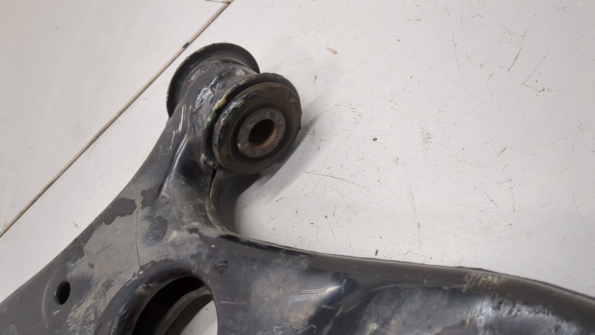 Рычаг передний левый