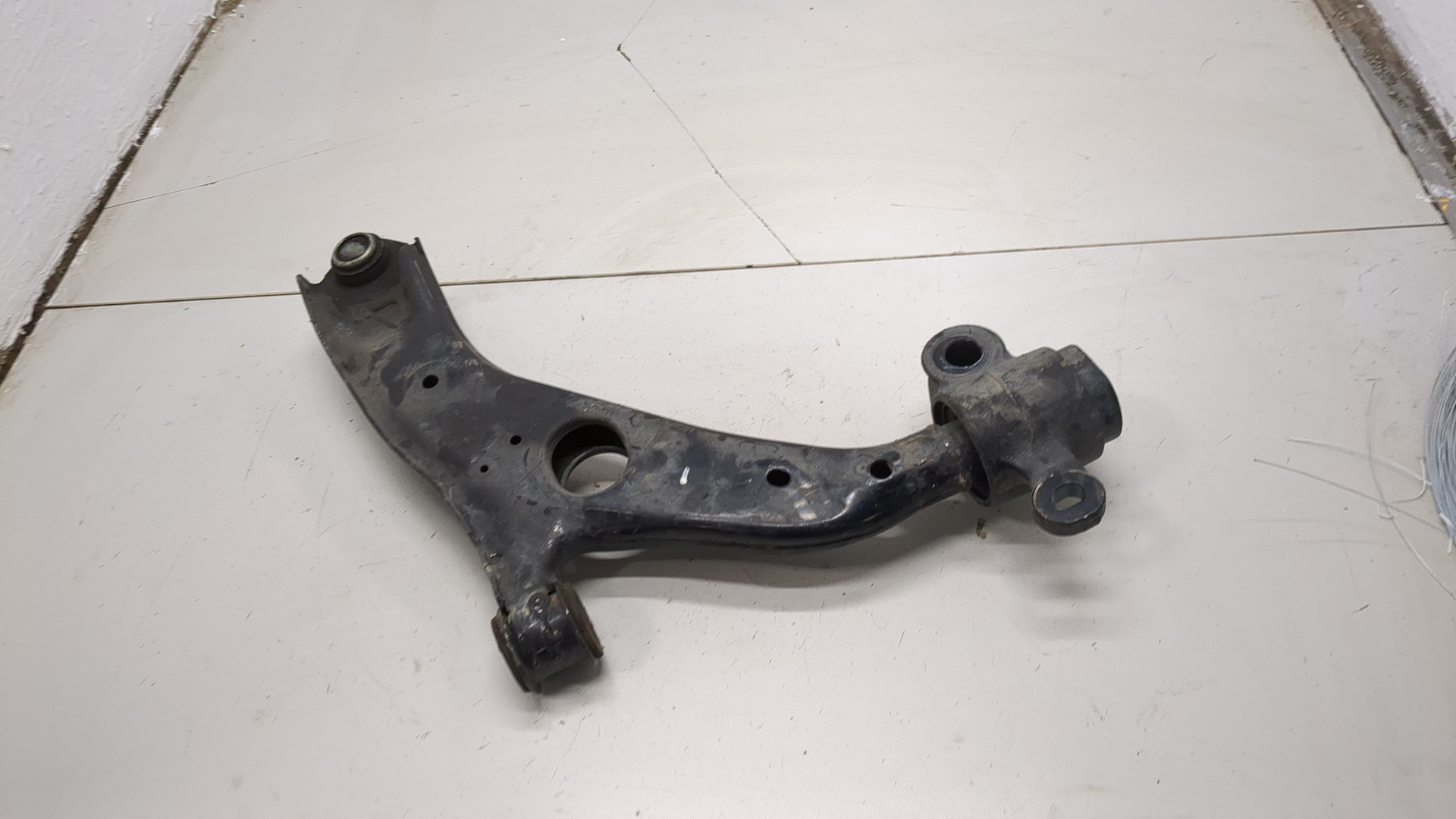 Рычаг передний левый