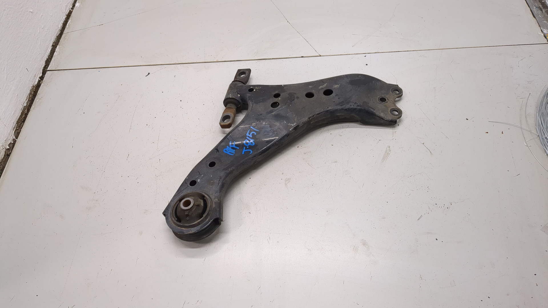 Рычаг передний правый