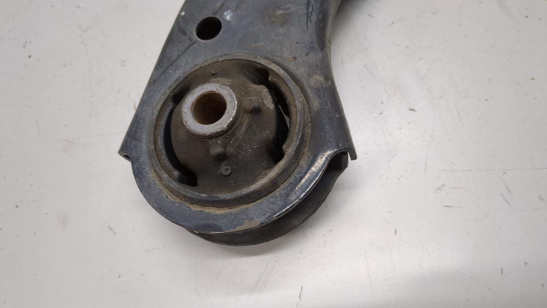 Рычаг передний правый