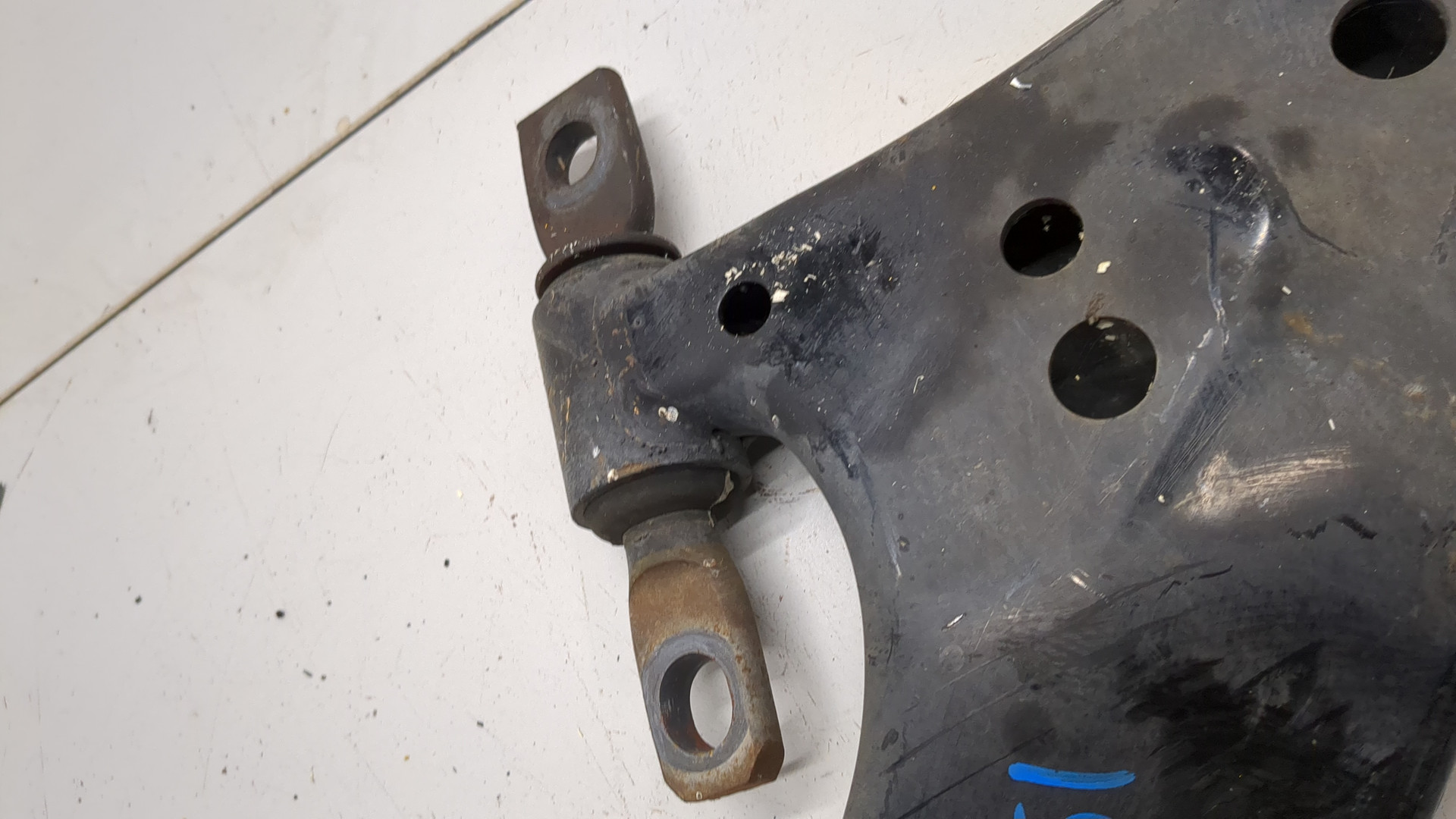 Рычаг передний правый