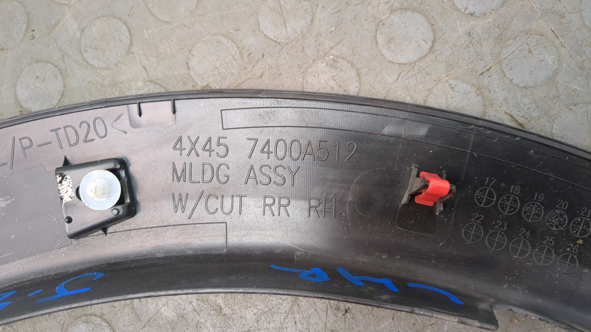 Молдинг заднего крыла правого