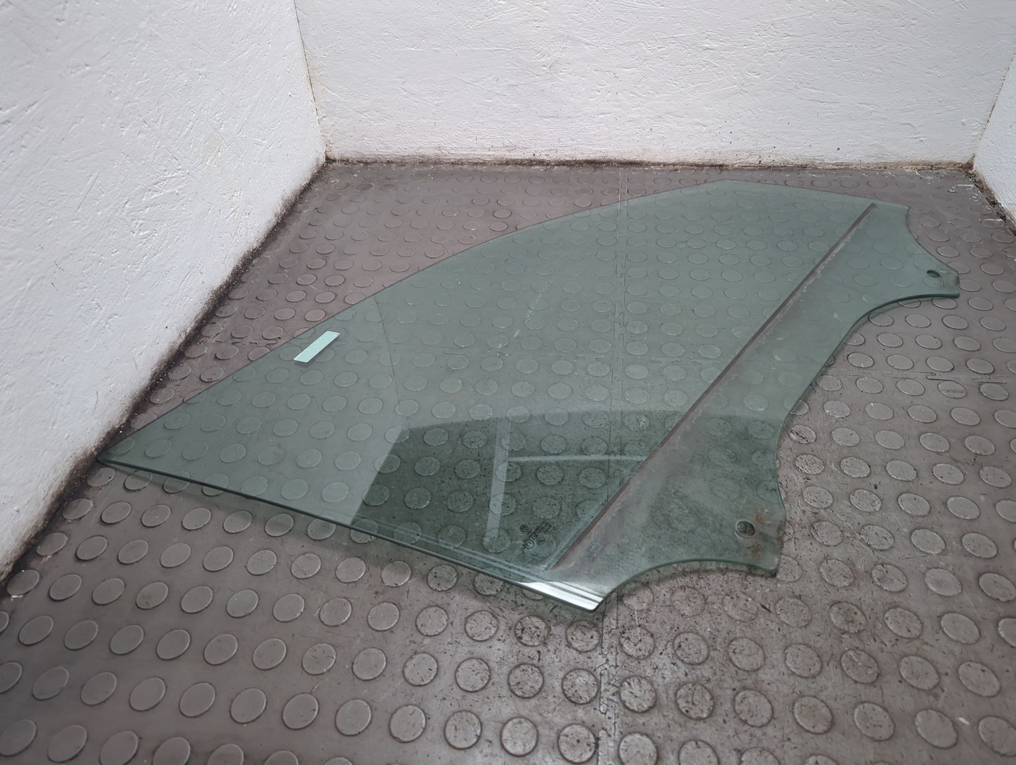 Стекло двери передней правой