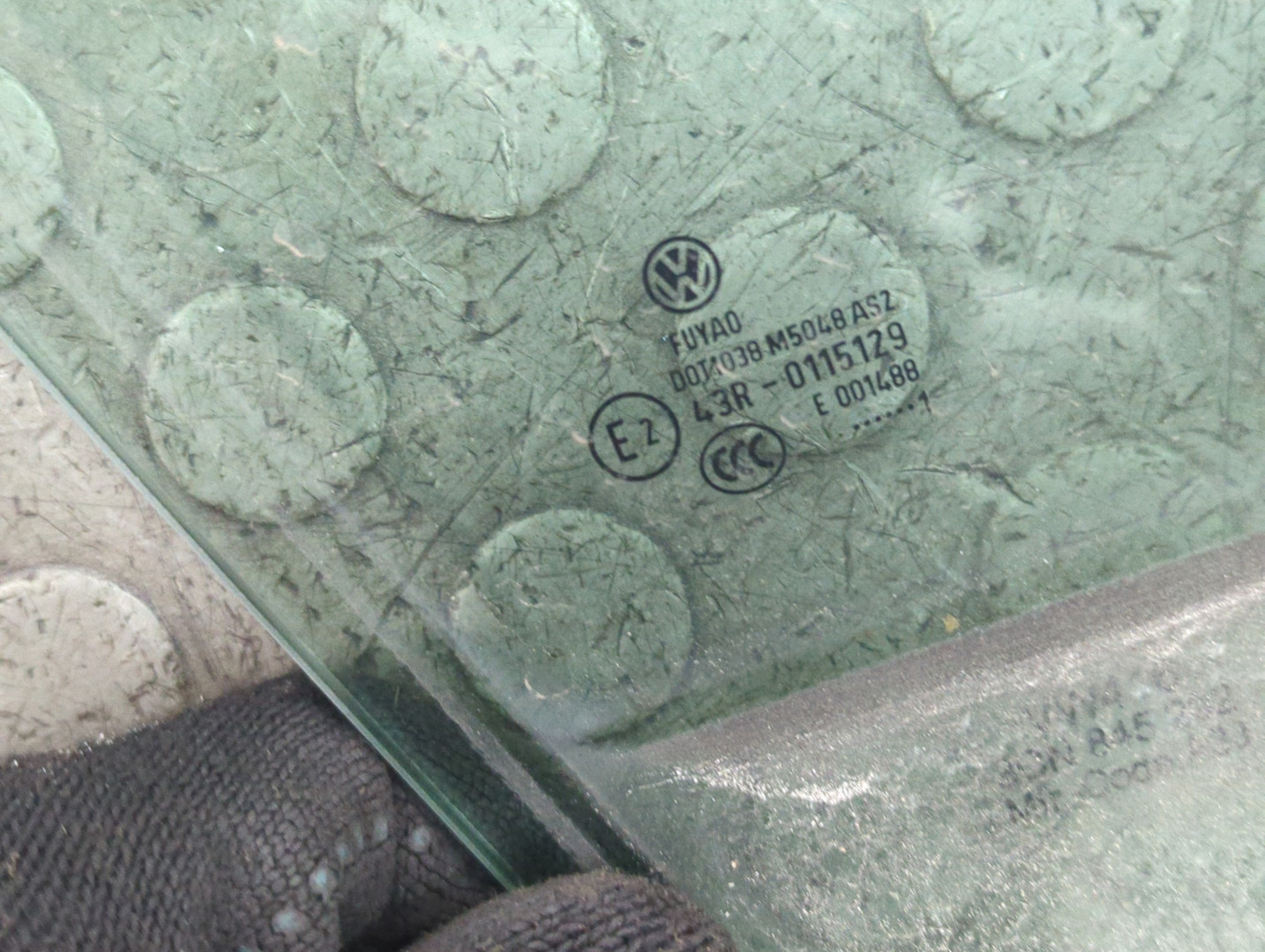 Стекло двери передней правой