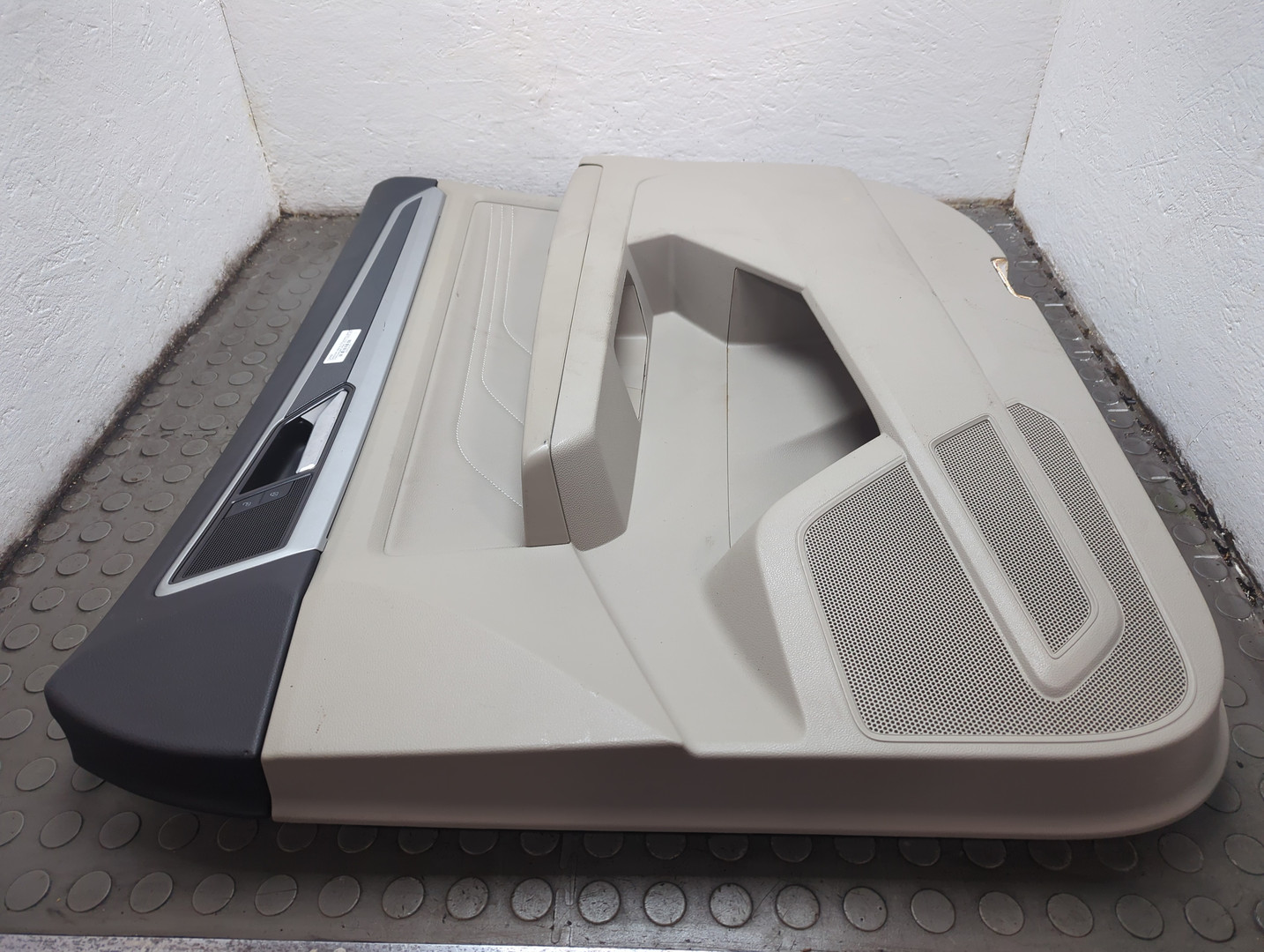 Обшивка двери передней правой