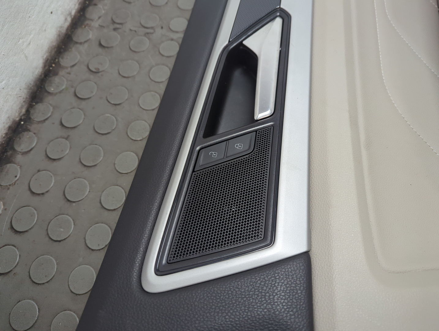 Обшивка двери передней правой