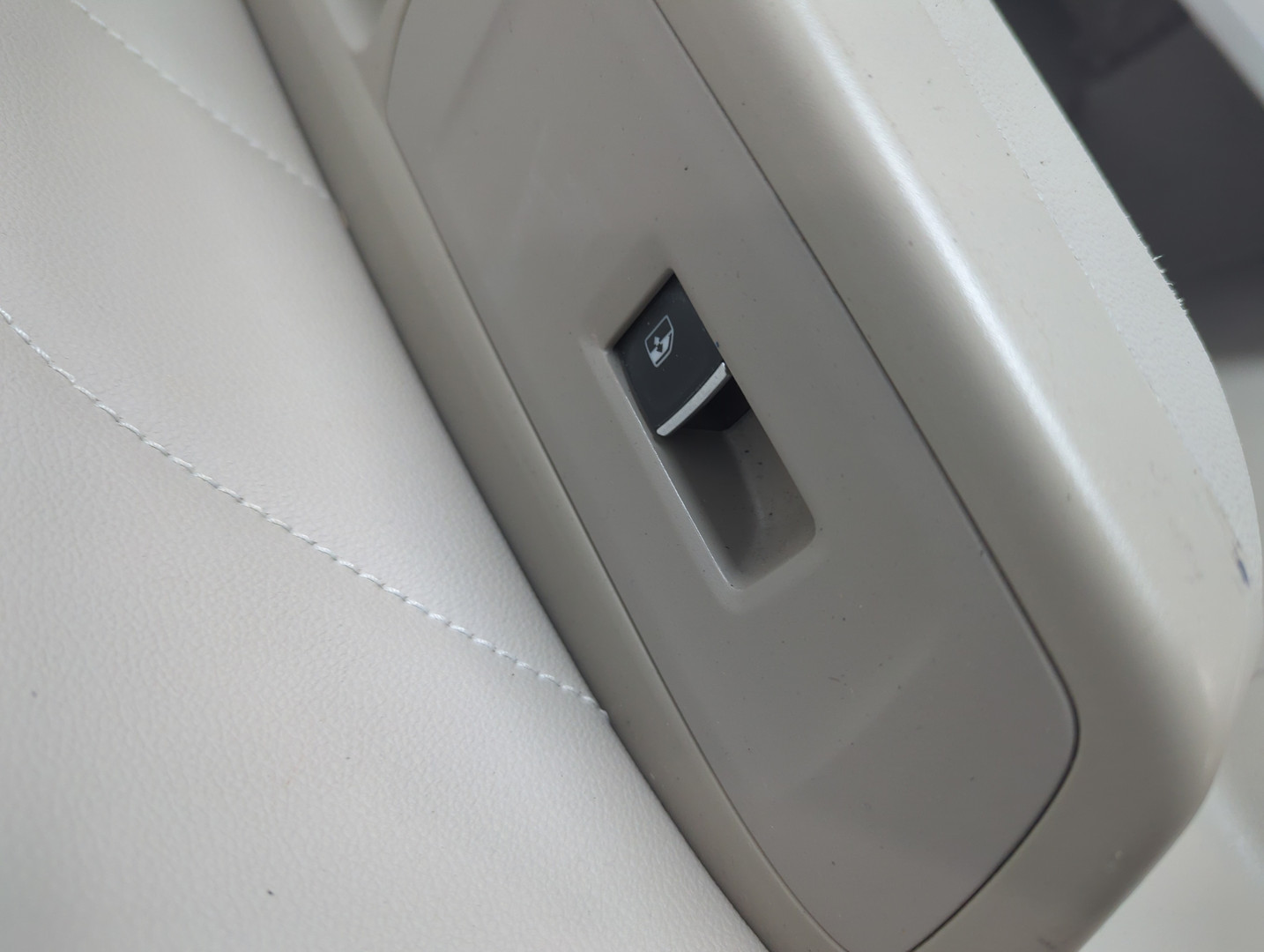 Обшивка двери передней правой