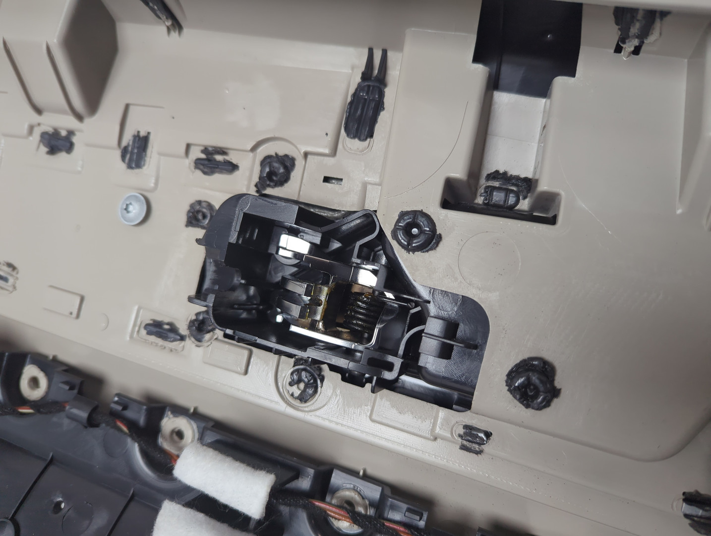 Обшивка двери передней правой