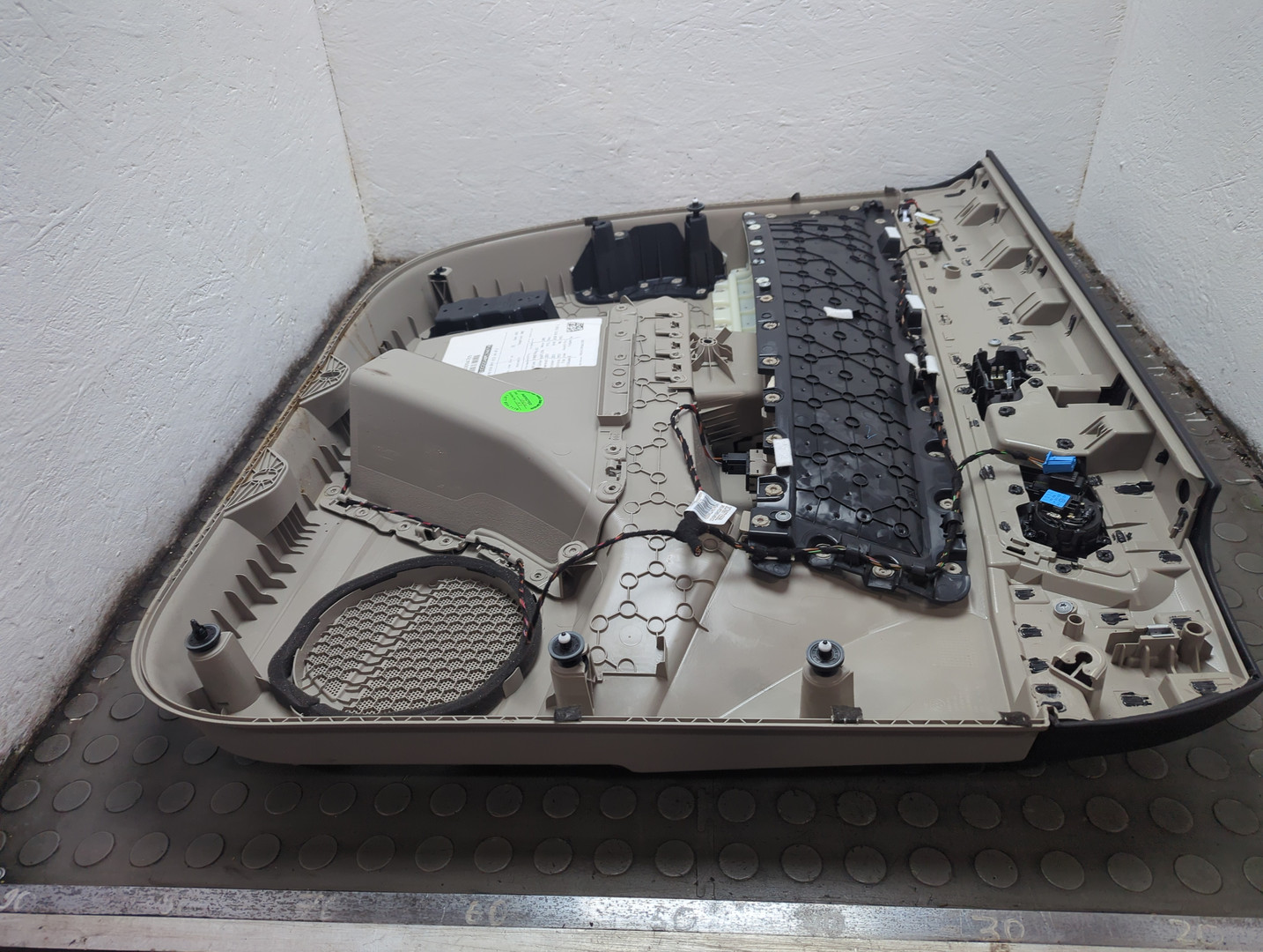 Обшивка двери передней правой