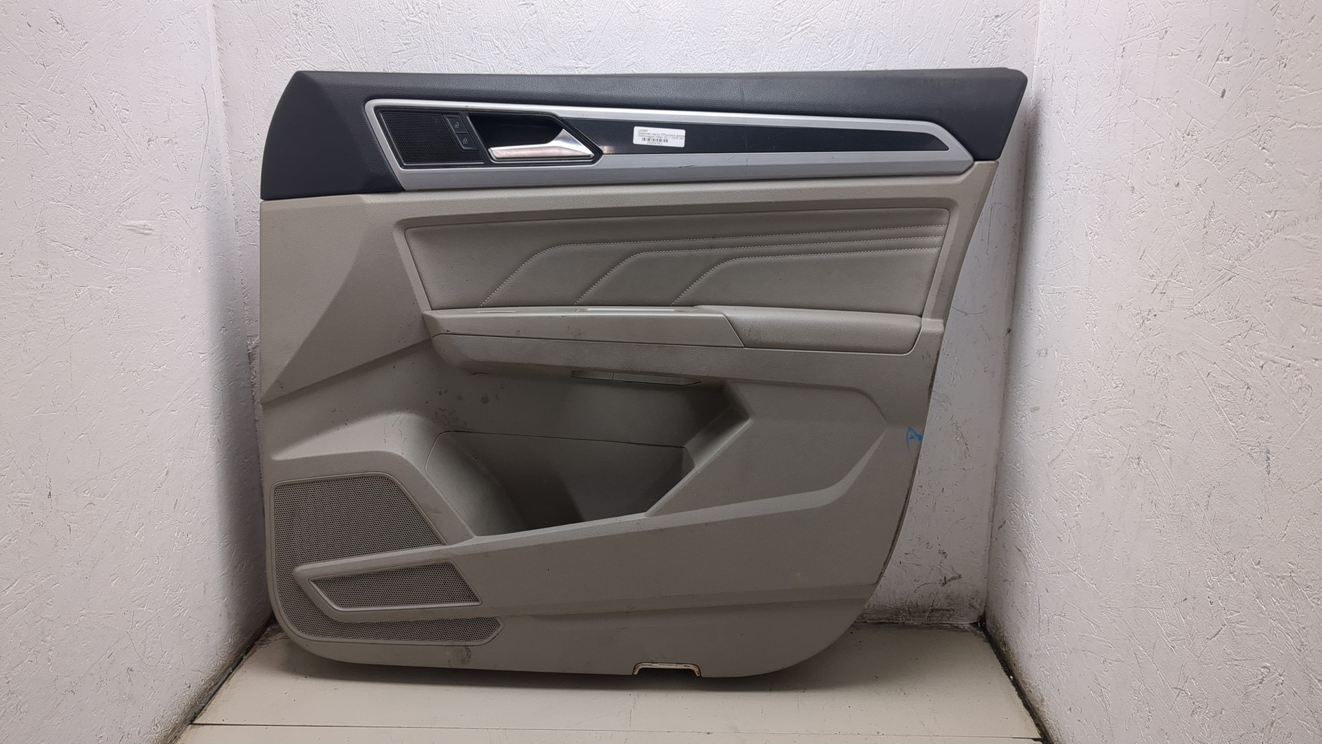 Обшивка двери передней правой