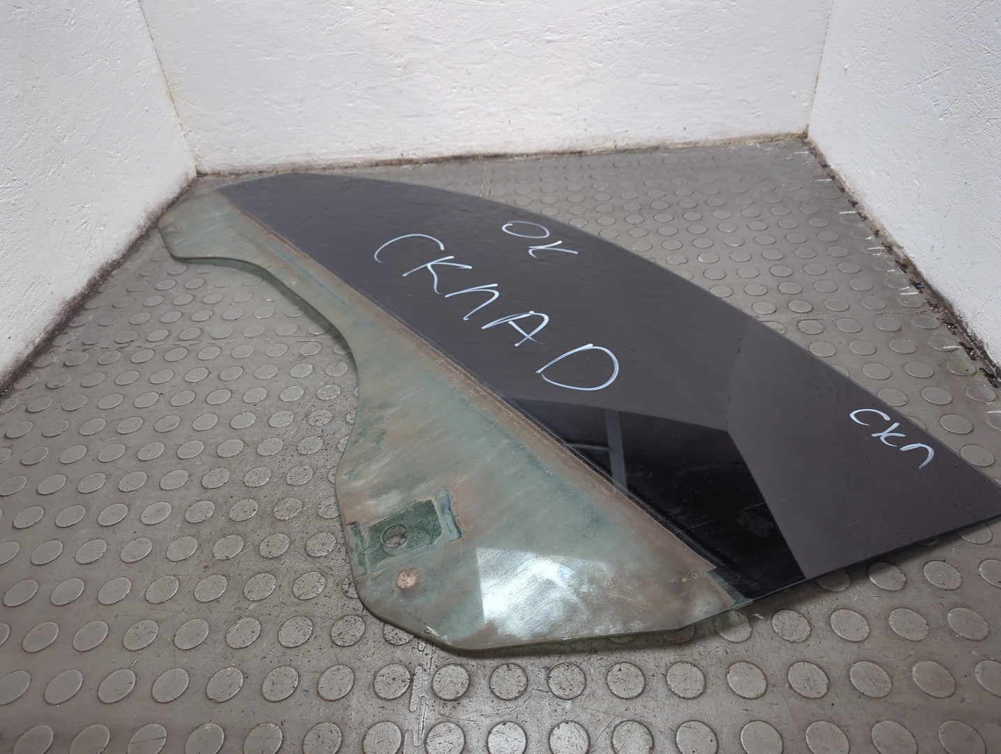 Стекло двери передней левой