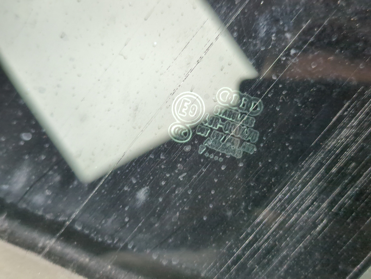 Стекло двери передней левой