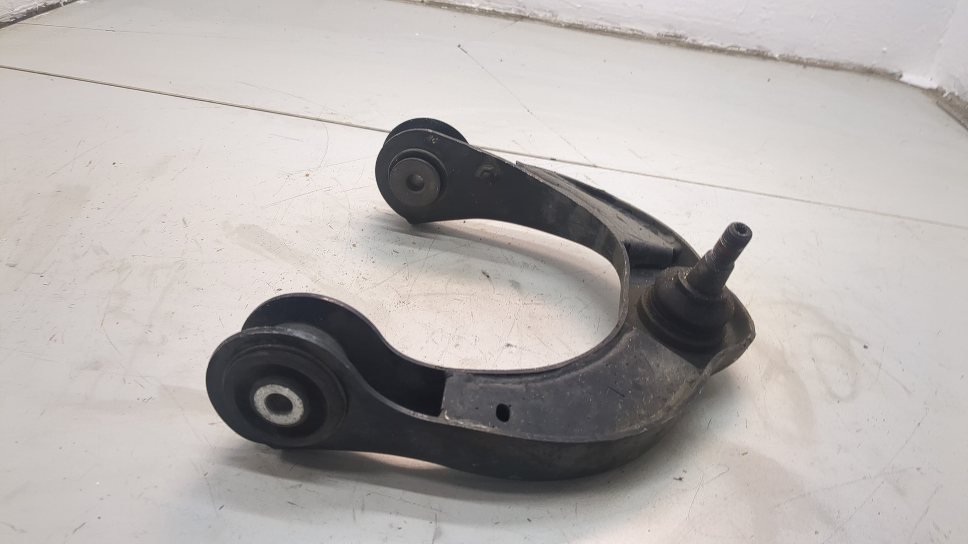 Рычаг передний левый