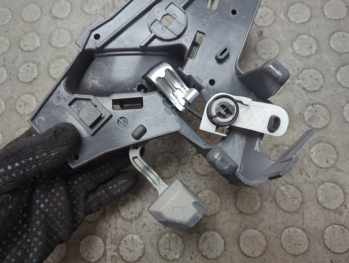 Ручка двери передней внутренняя левая