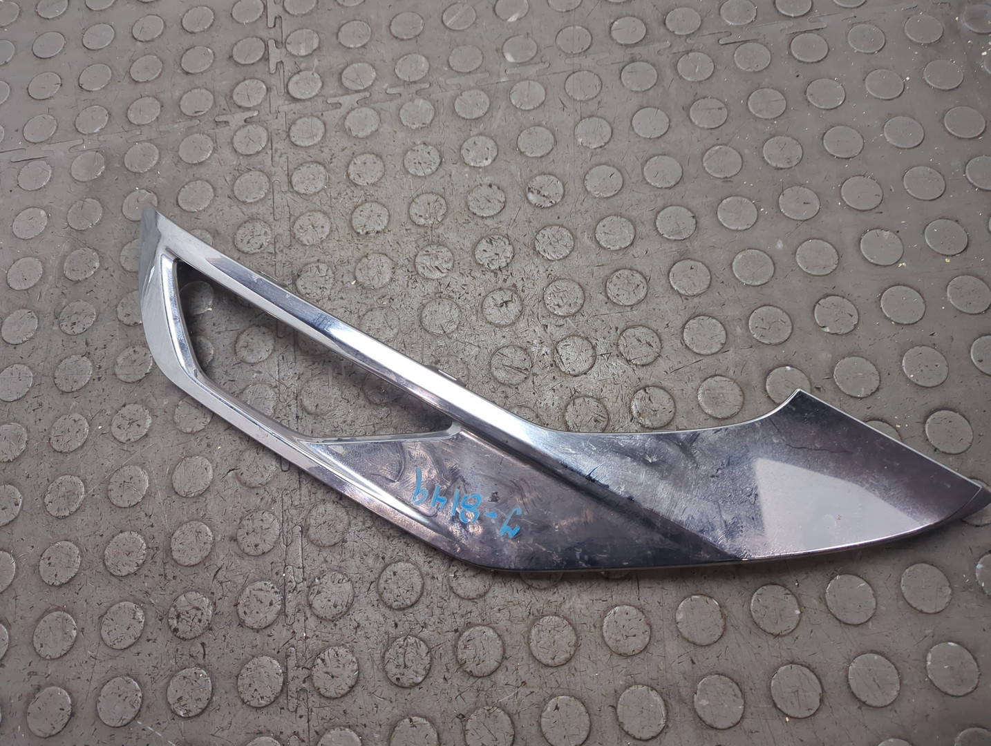 Молдинг переднего бампера правый