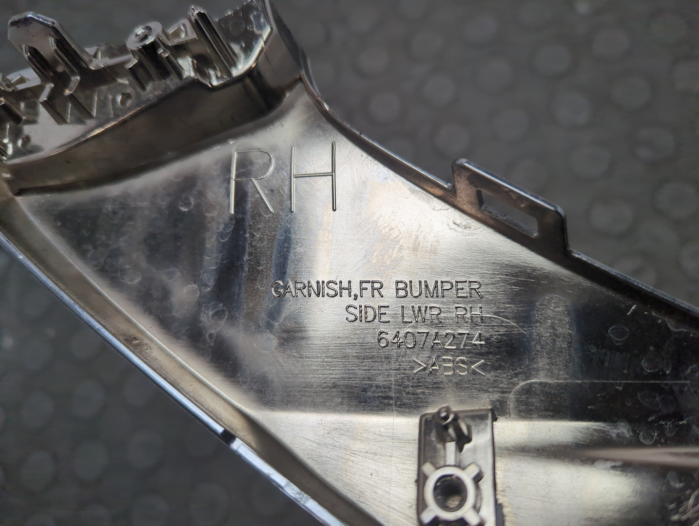 Молдинг переднего бампера правый