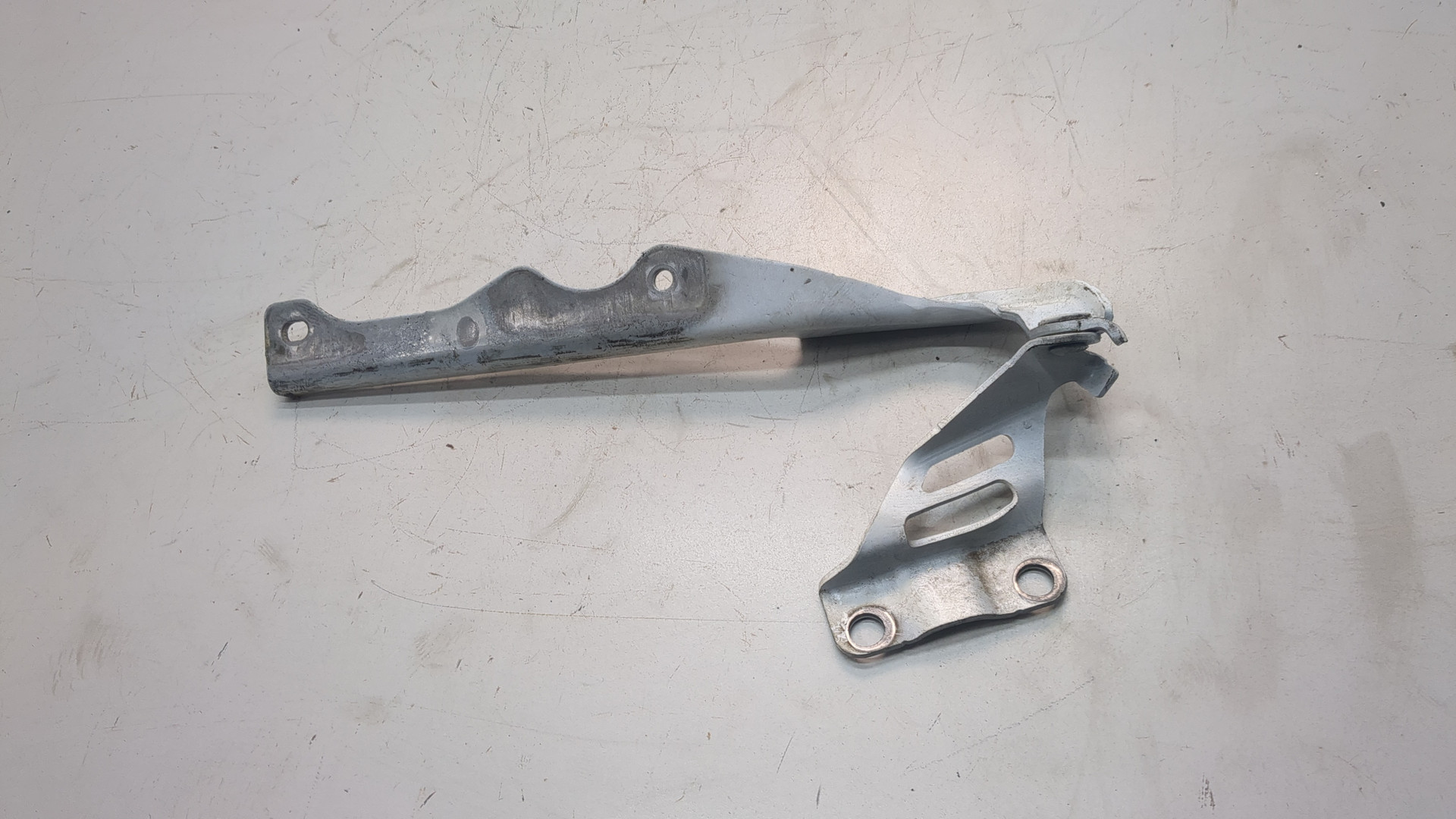 Петля капота левая