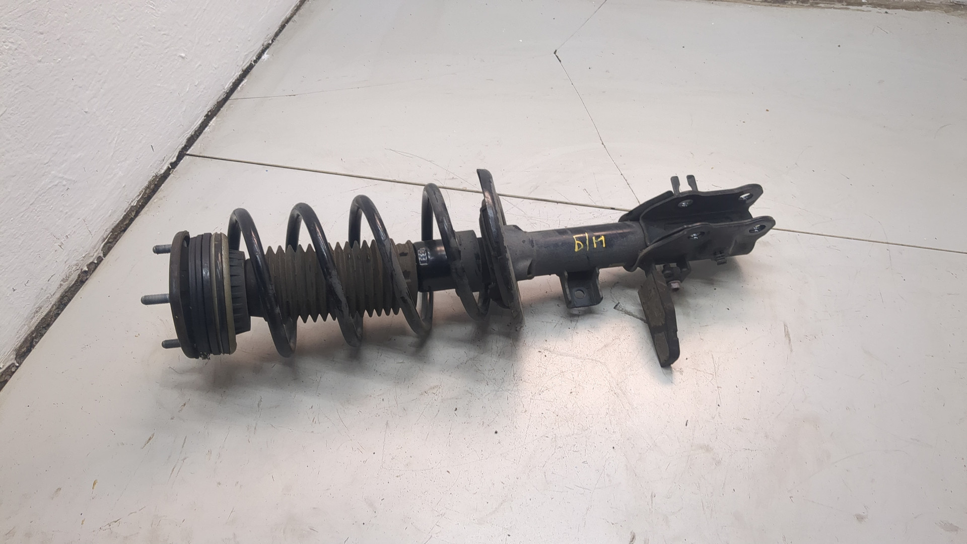 Амортизатор передний правый