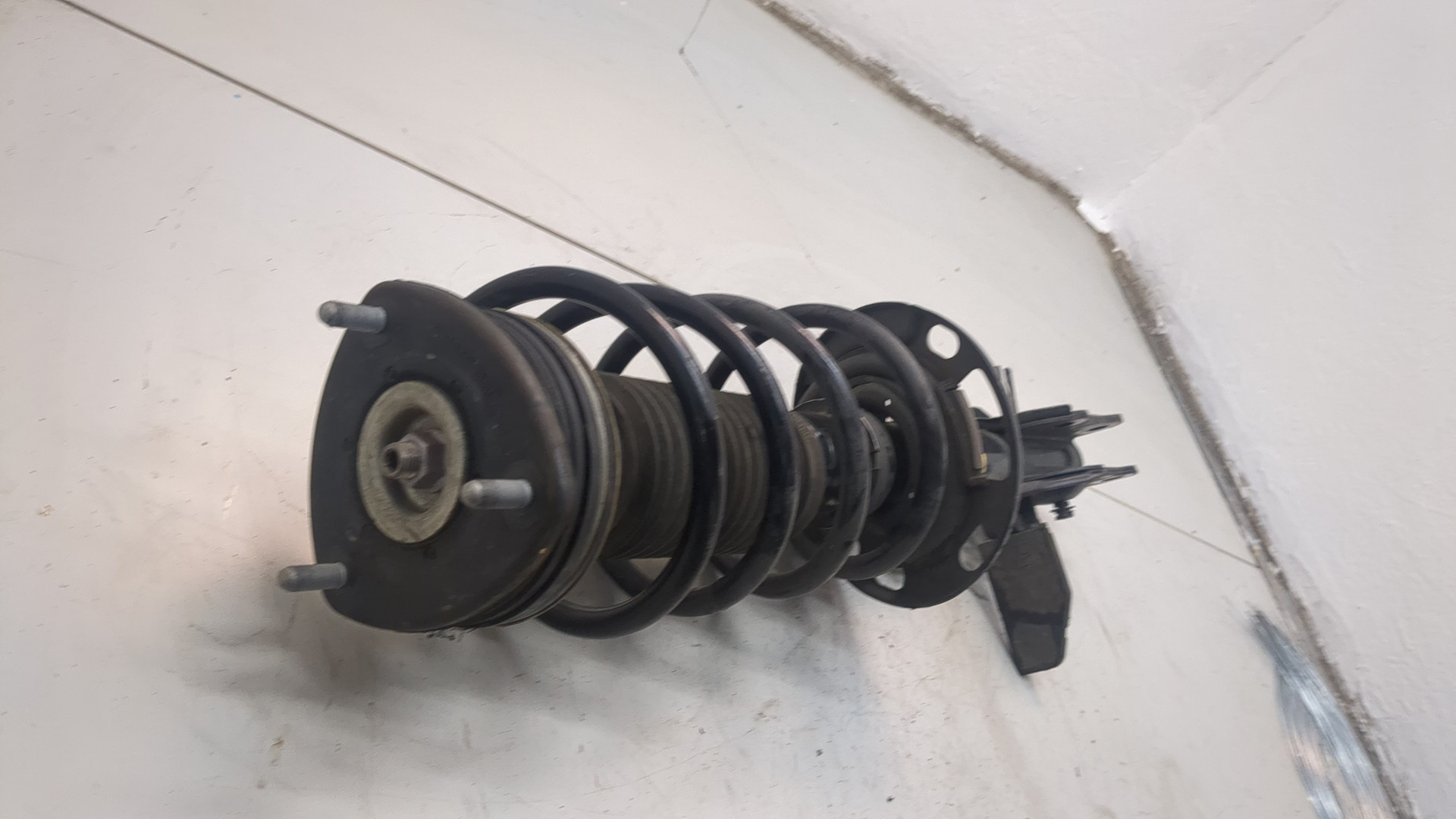 Амортизатор передний правый