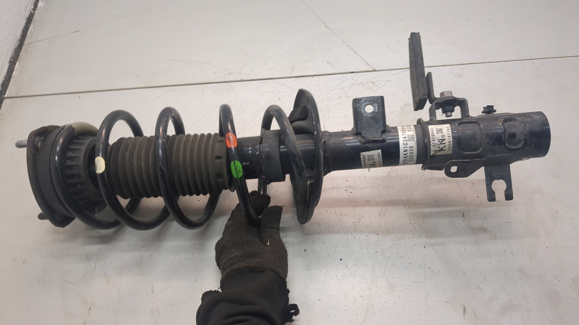 Амортизатор передний правый