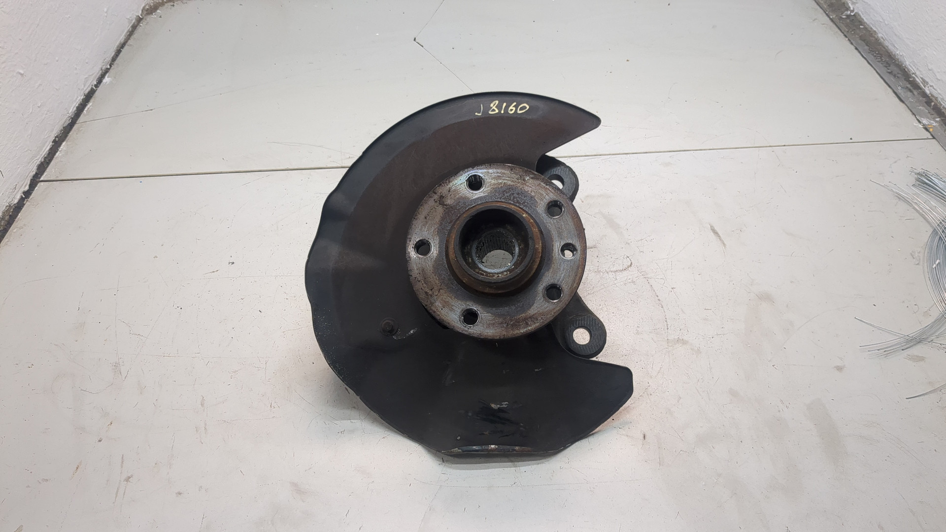 Кулак поворотный передний правый