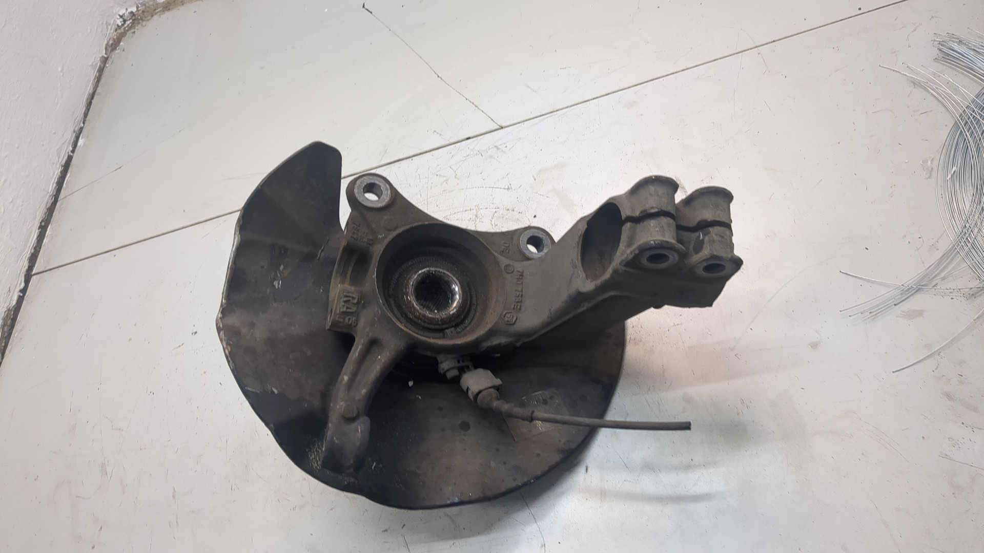 Кулак поворотный передний правый