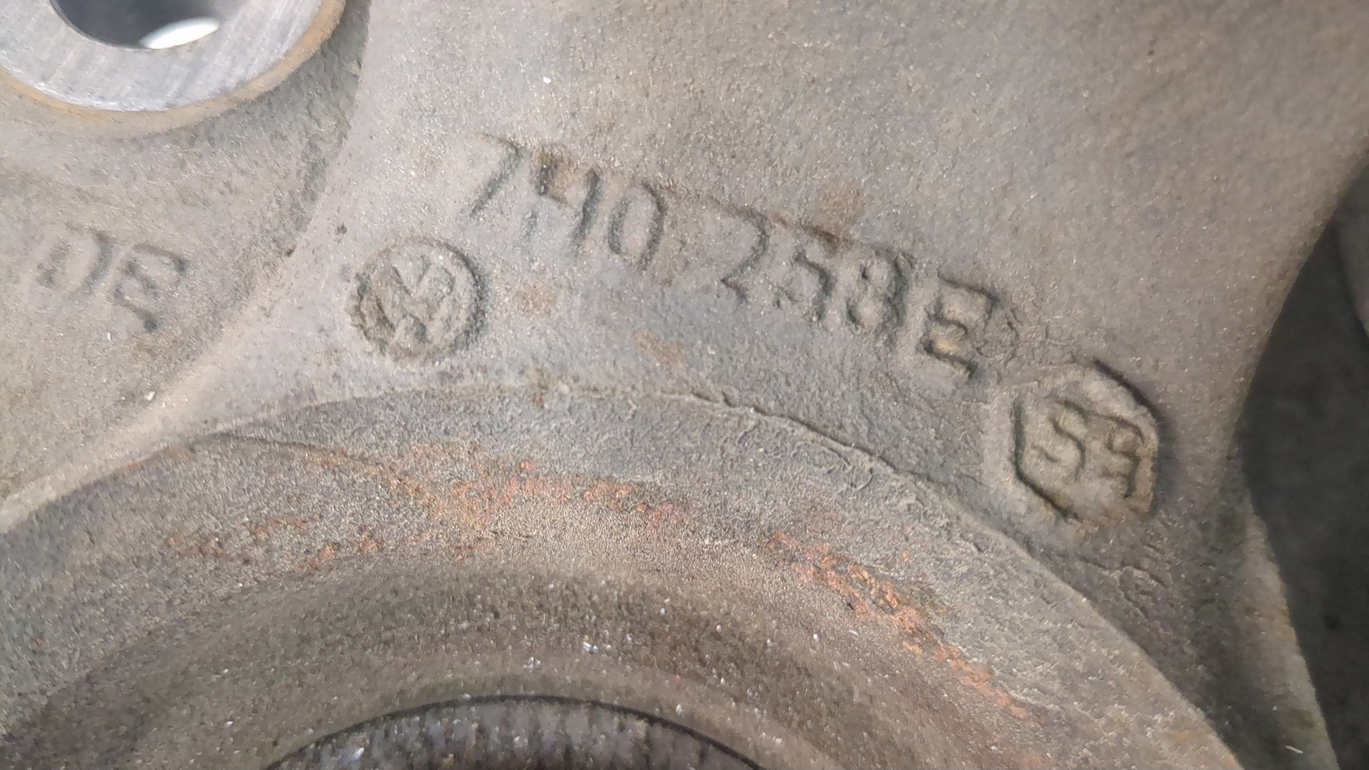 Кулак поворотный передний правый