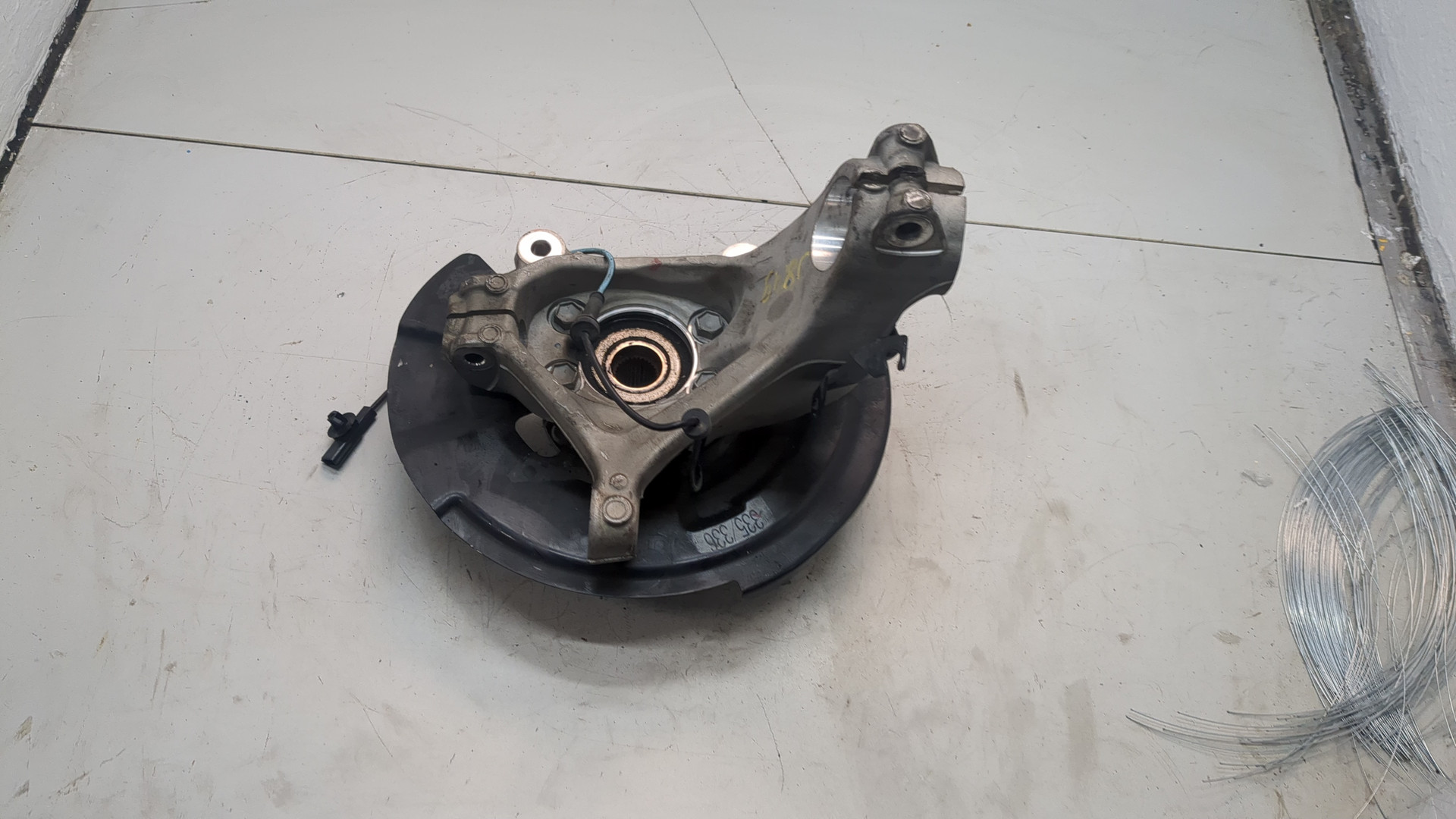 Кулак поворотный передний правый