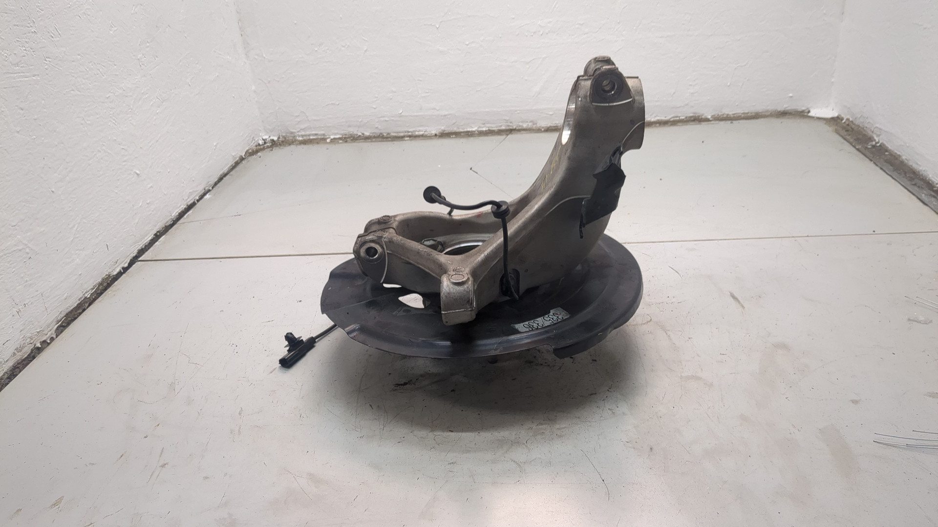 Кулак поворотный передний правый