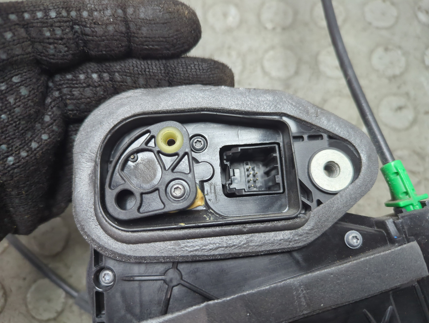 Замок двери задней левой