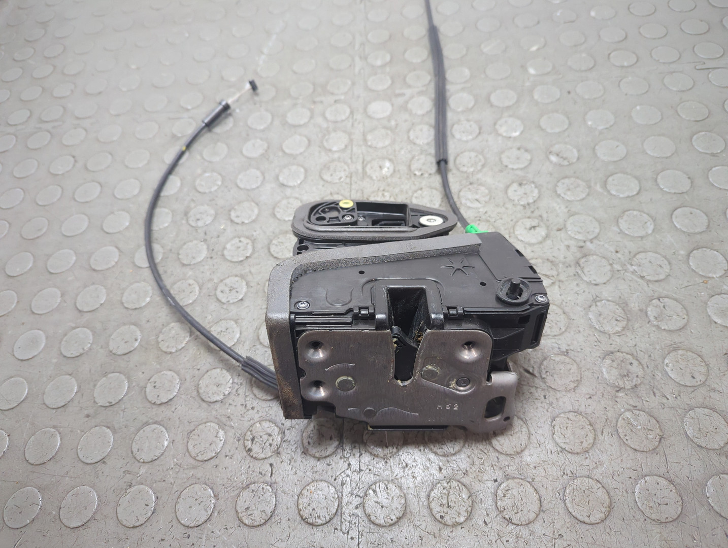 Замок двери задней левой