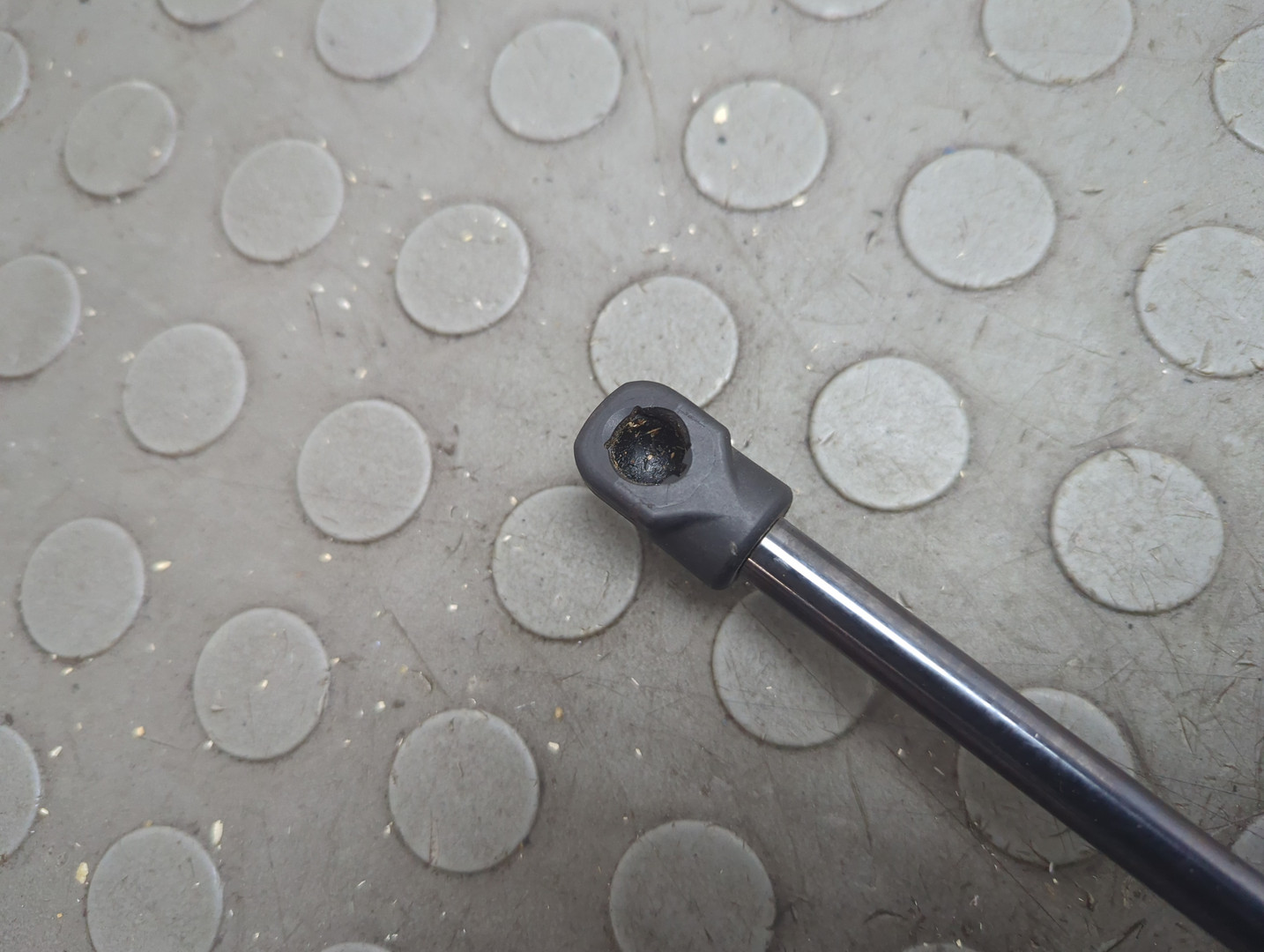 Амортизатор крышки багажника