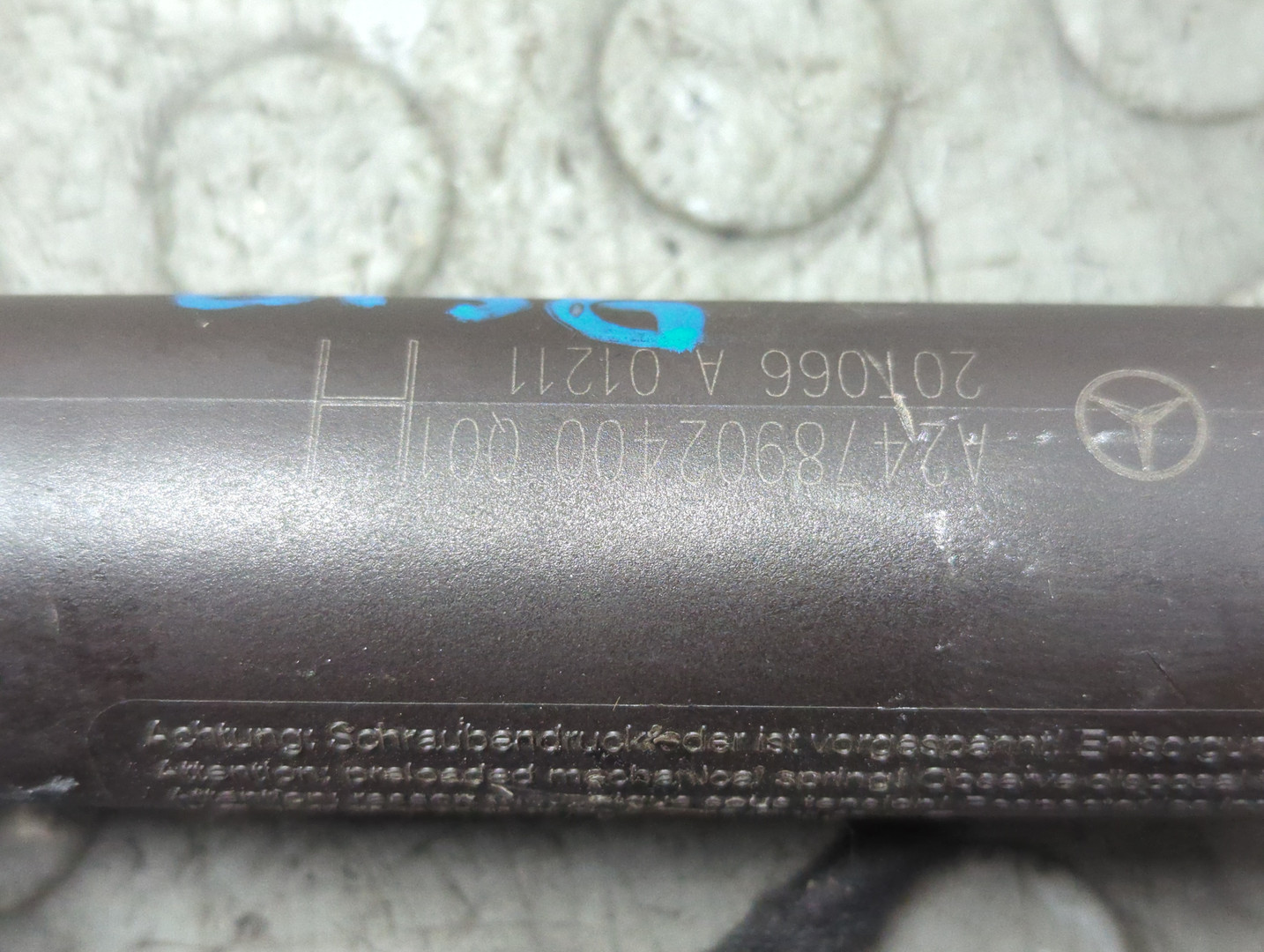 Амортизатор крышки багажника