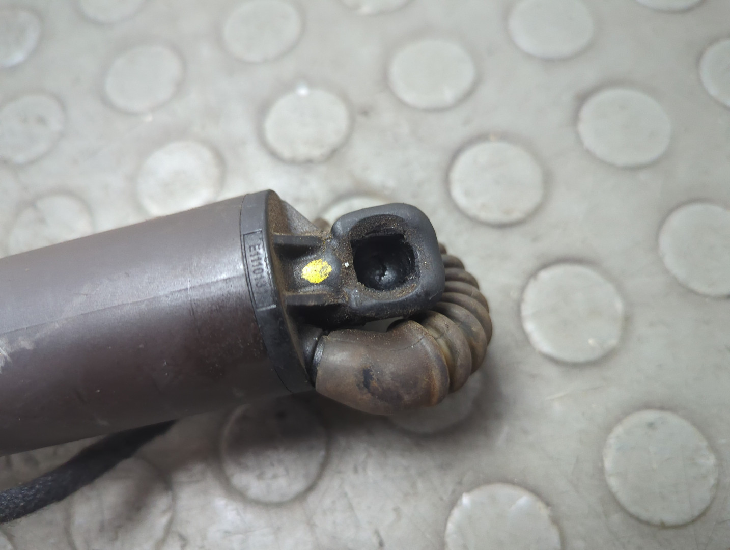 Амортизатор крышки багажника