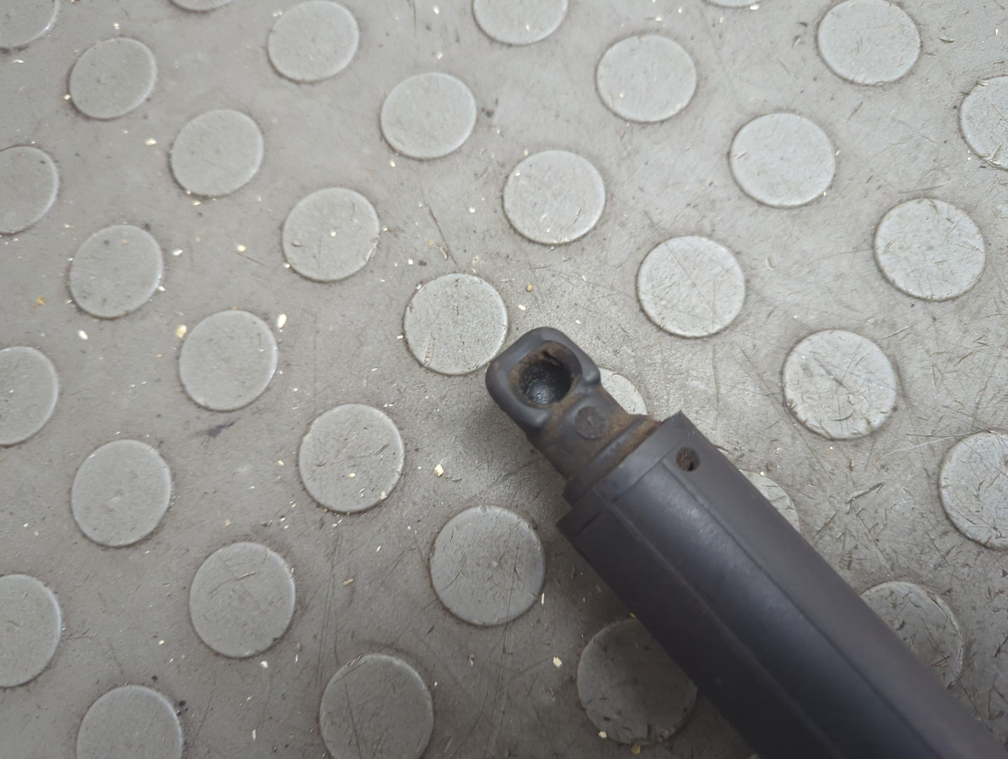 Амортизатор крышки багажника