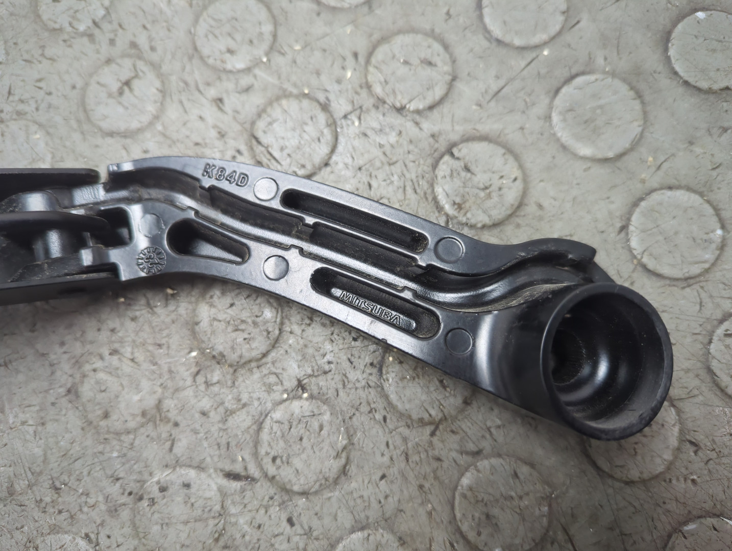 Поводок стеклоочистителя передний правый