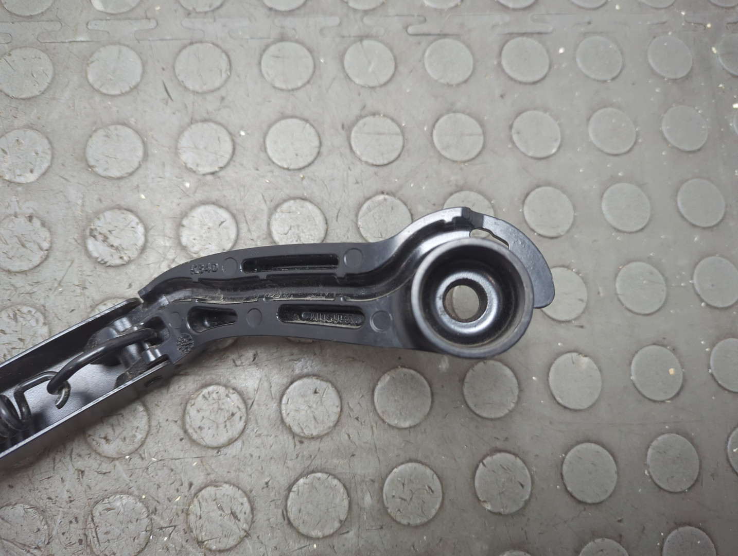 Поводок стеклоочистителя передний правый