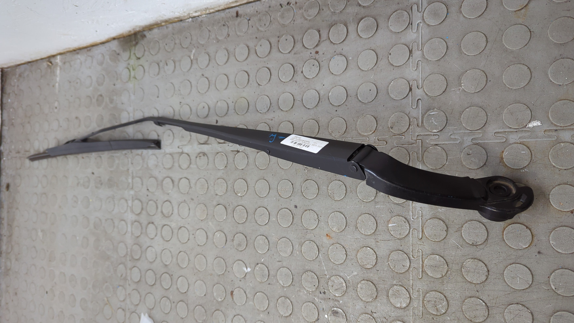 Поводок стеклоочистителя передний левый