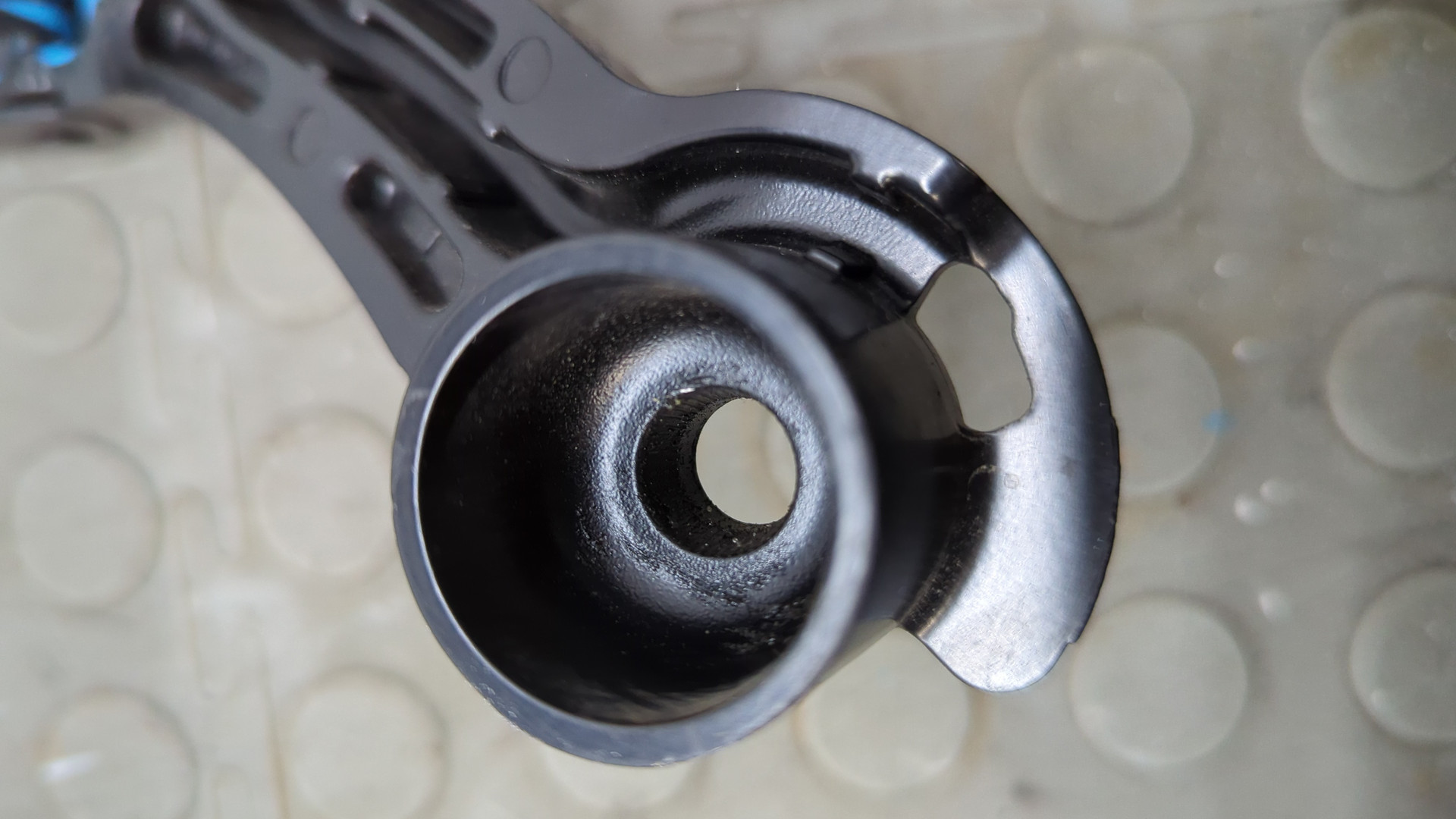 Поводок стеклоочистителя передний левый