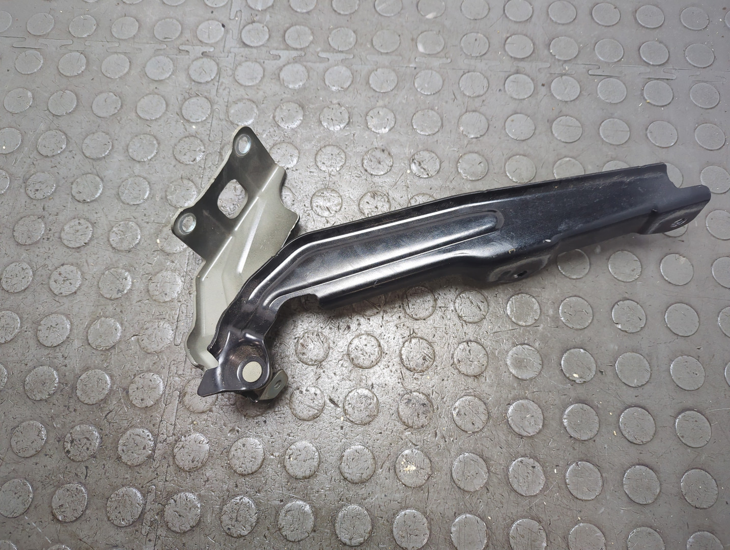 Петля капота левая