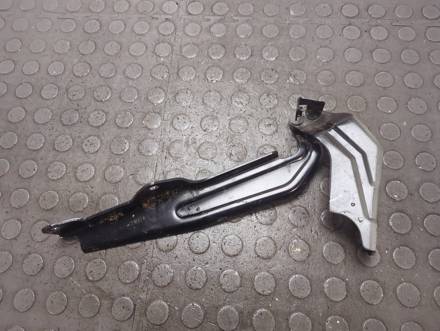 Петля капота правая