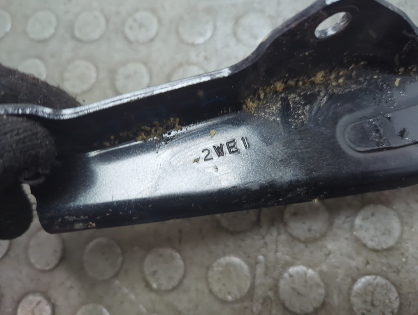 Петля капота правая