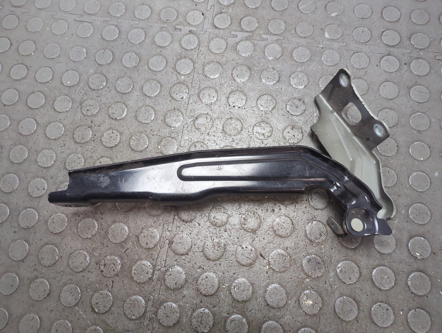 Петля капота правая