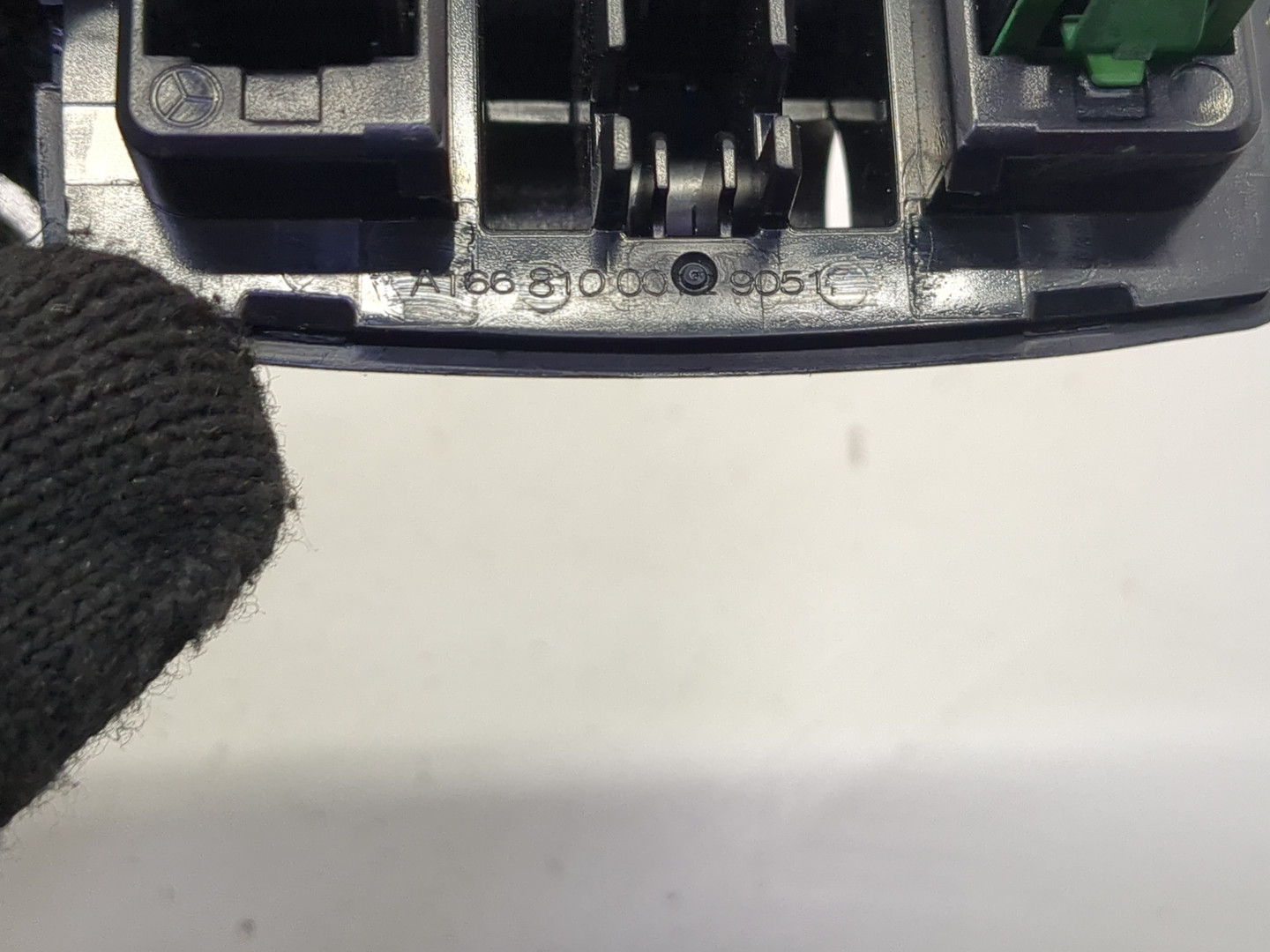 Кронштейн солнцезащитного козырька