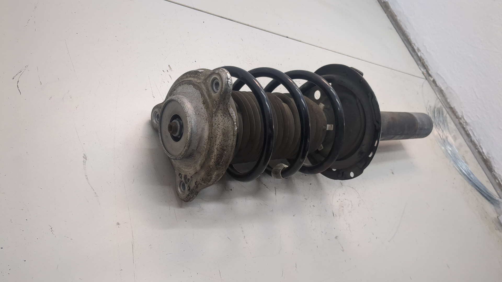 Амортизатор передний правый