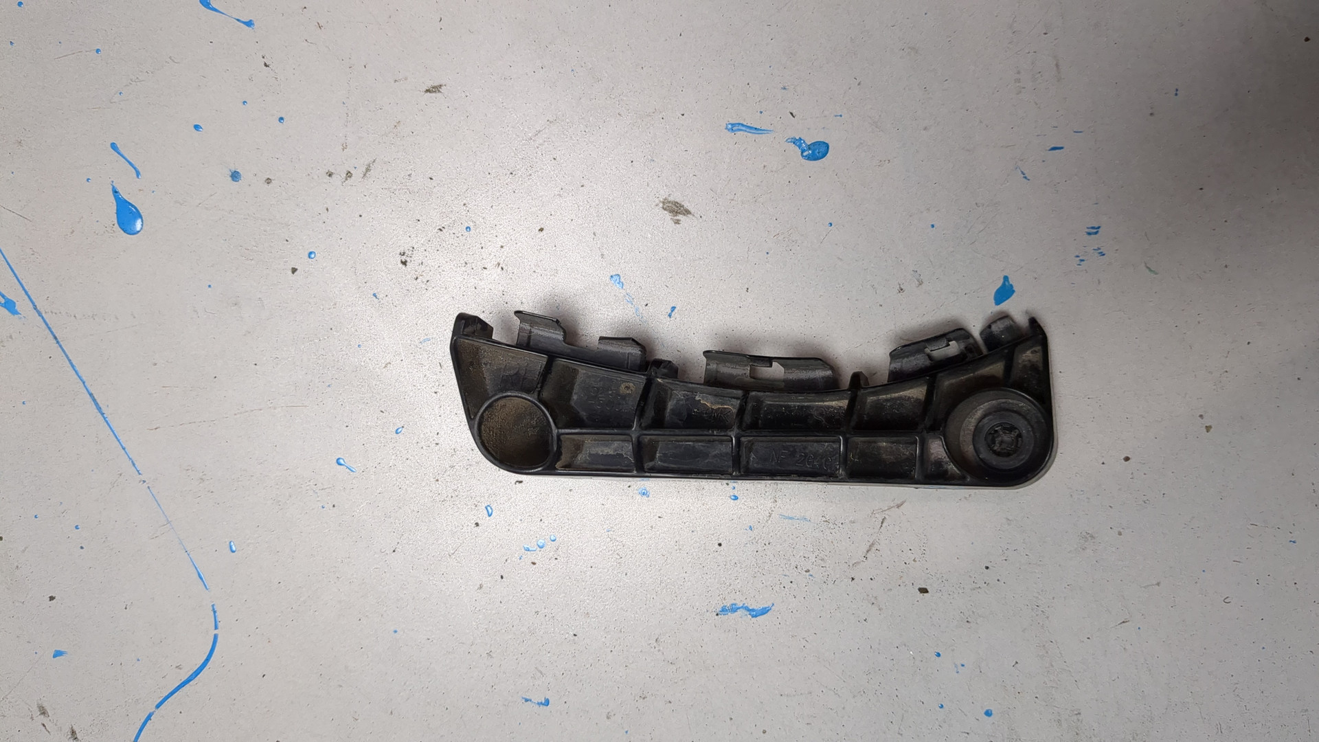 Кронштейн переднего бампера правый