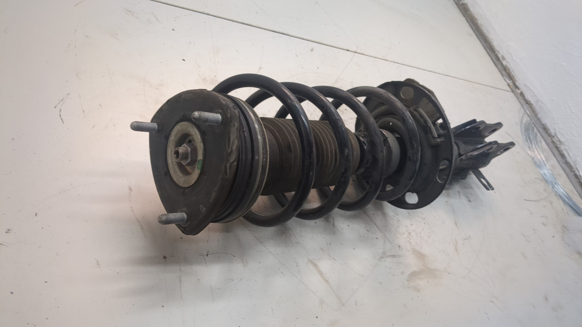 Амортизатор передний левый