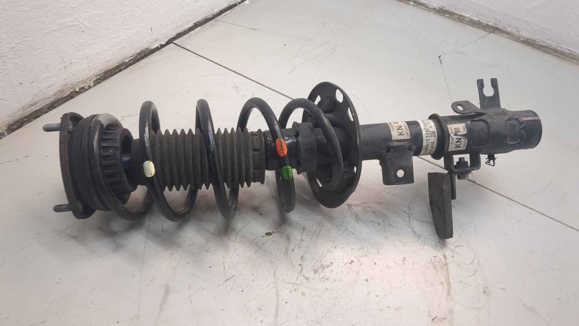 Амортизатор передний левый