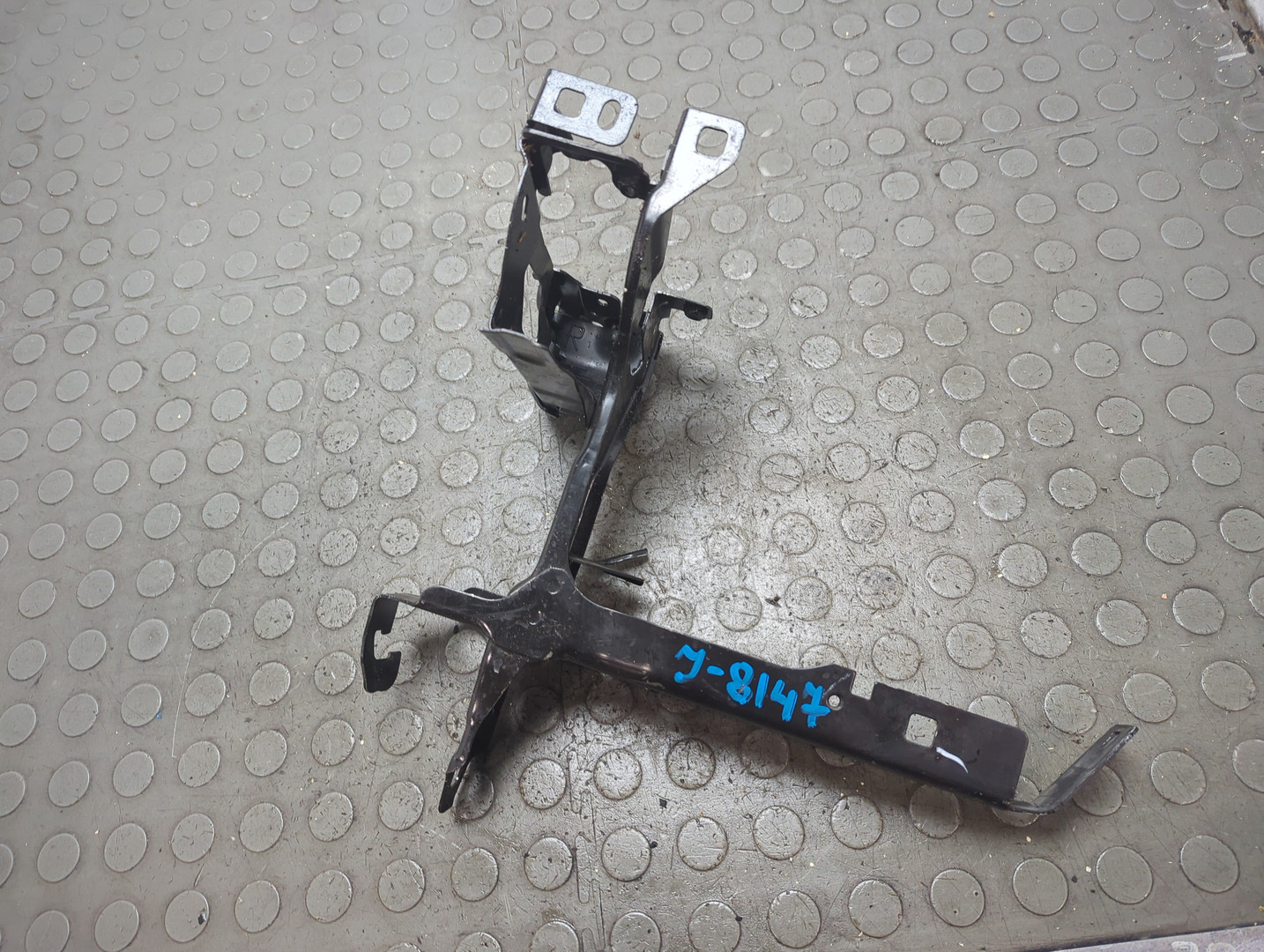 Кронштейн фар правый