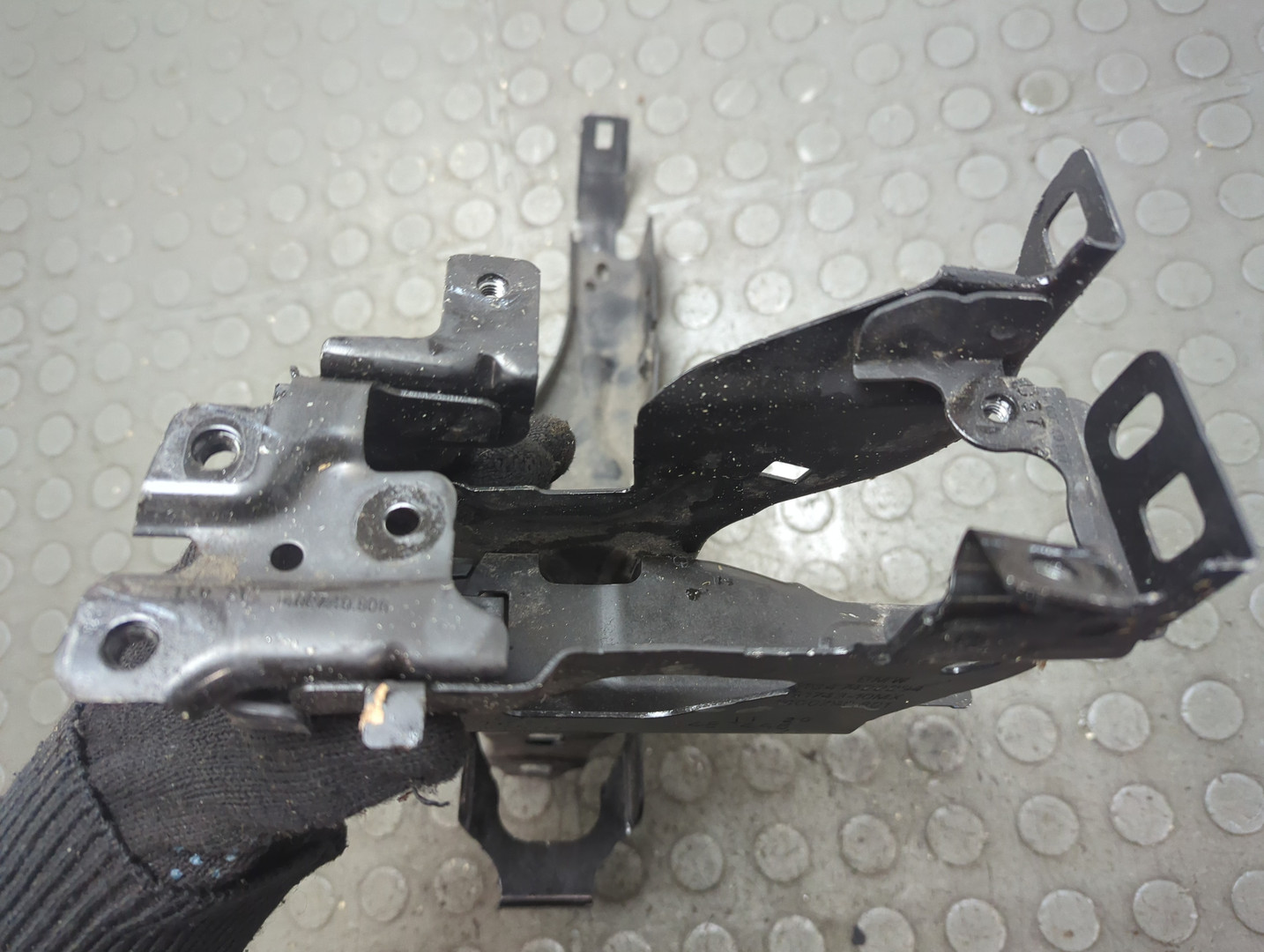 Кронштейн фар правый